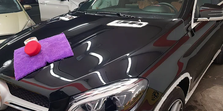 Čištění interiéru auta nebo mokré tepování sedadel pro osobní vozy