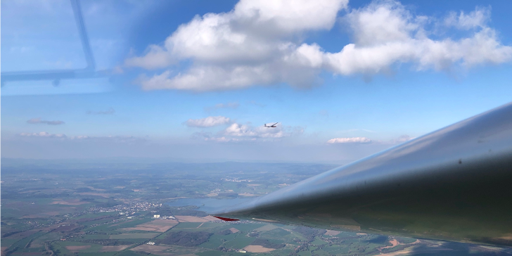 Do oblak s ultralehkým letounem Vampire II i bezmotorovým kluzákem Blaník