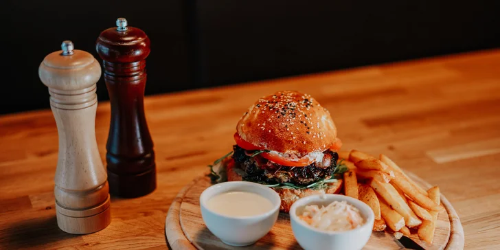 Burger s hovězím, trhaným vepřovým nebo tvarůžky, hranolky a coleslaw pro 1 či 2 osoby