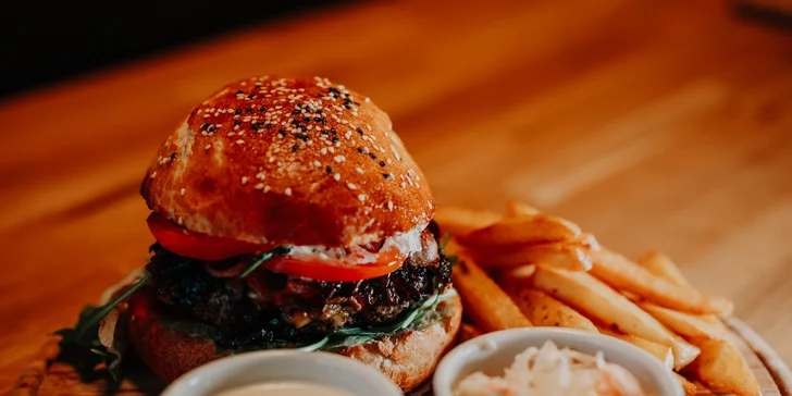 Burger s hovězím, trhaným vepřovým nebo tvarůžky, hranolky a coleslaw pro 1 či 2 osoby