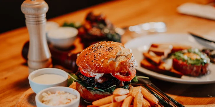 Otevřený voucher na jídlo i pití v hodnotě 500 až 1500 Kč: burgery, chuťovky k pivu i polední menu