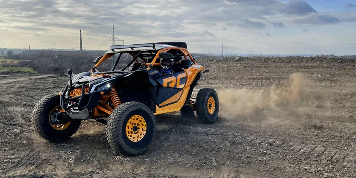 Jízda v dakarské buggy Can-Am Maverick na polygonu Hummer centra: spolujezdec či řidič