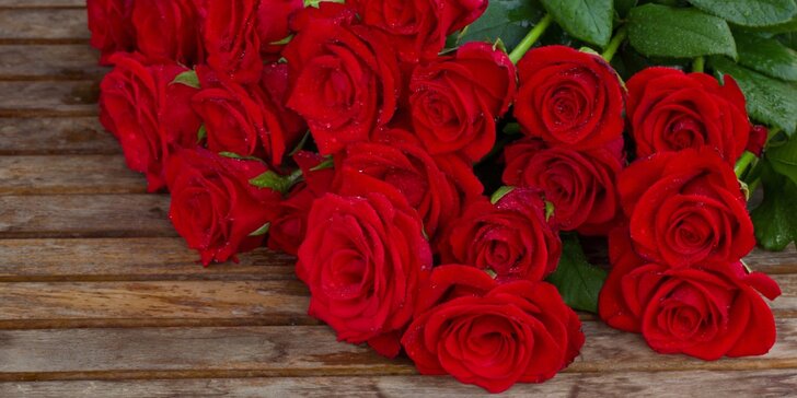 Nádherné rudé holandské růže zdobené trávou
