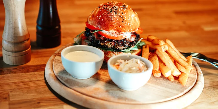 Burger s hovězím, trhaným vepřovým nebo tvarůžky, hranolky a coleslaw pro 1 či 2 osoby