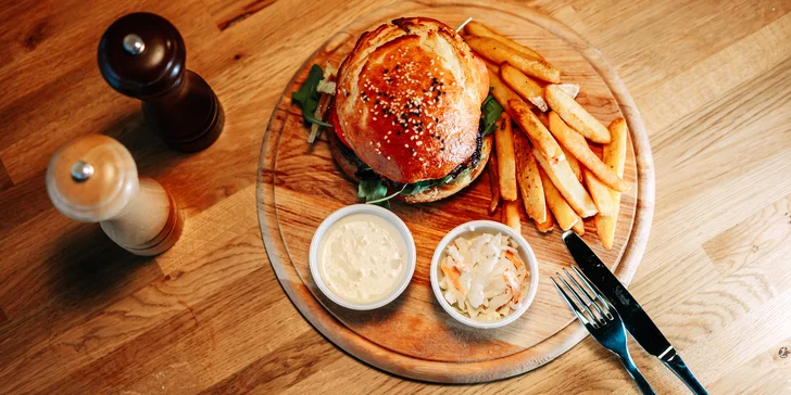 Burger s hovězím, trhaným vepřovým nebo tvarůžky, hranolky a coleslaw pro 1 či 2 osoby