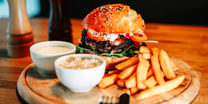 Burger s hovězím, trhaným vepřovým nebo tvarůžky, hranolky a coleslaw pro 1 či 2 osoby