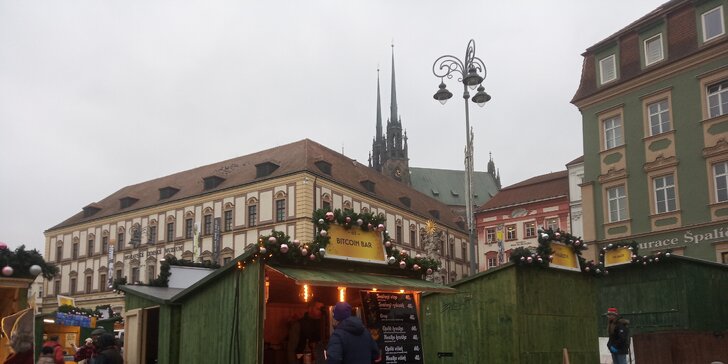 Teplé nápoje na vánočním trhu na Zelňáku: svařák, rybízák, opilá hruška, višeň i nealko