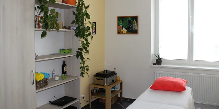 Terapeutická masáž zad a zábal či kraniosakrální terapie pro podporu zdraví