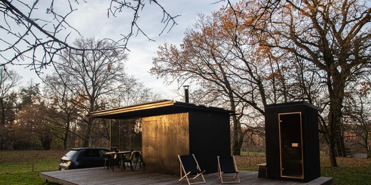 Minimalistický tiny house uprostřed přírody: soukromá sauna i grilovací stůl