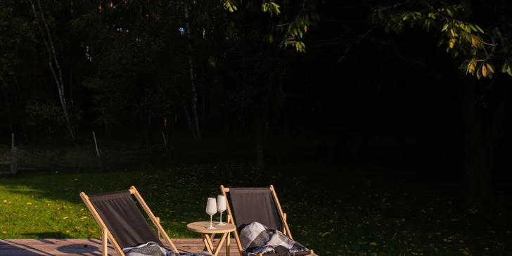 Minimalistický tiny house uprostřed přírody: soukromá sauna i grilovací stůl