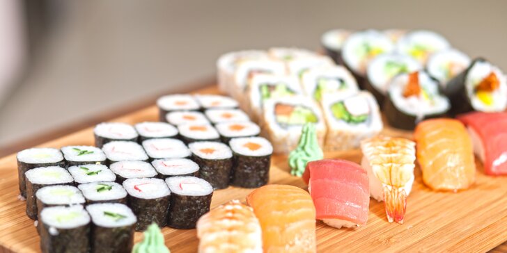 Sushi sety v asijském bistru: menší s 24 kusy a větší s polévkami a 46 kusy