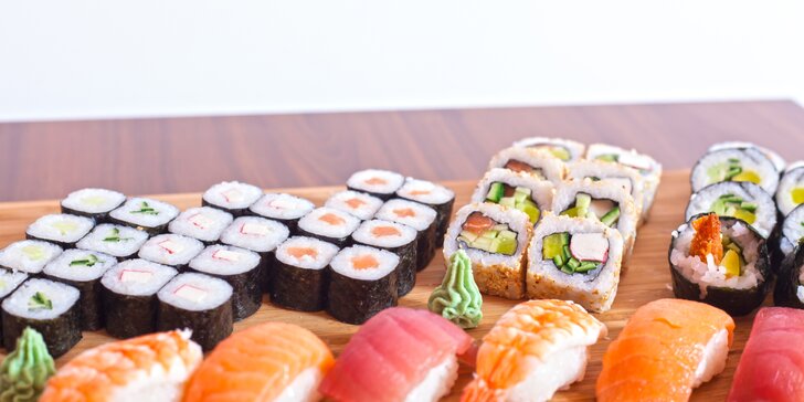 Sushi sety v asijském bistru: menší s 24 ks a větší s polévkami a 46 ks