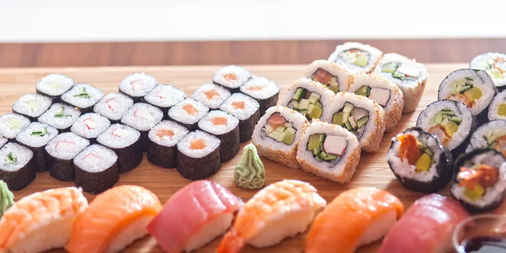 Sushi sety v asijském bistru: menší s 24 kusy a větší s polévkami a 46 kusy