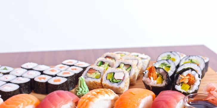 Sety s 16–75 kousky sushi v Banyan Bistro Opava: vege, smažené i s rybami