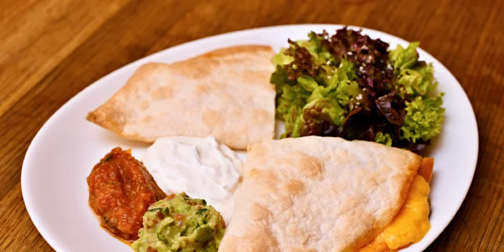 Tříchodové vegetariánské menu pro dva: paštika z tofu nebo guacamole, quesadilla či kari i sladká tečka