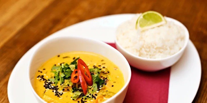 Tříchodové vegetariánské menu pro dva: paštika z tofu nebo guacamole, quesadilla či kari i sladká tečka