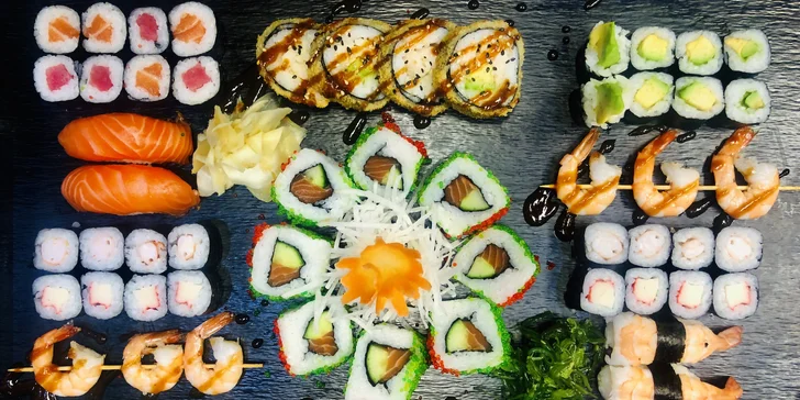 Sety pestrobarevného sushi: 24–74 rolek s lososem, krabem i okurkou