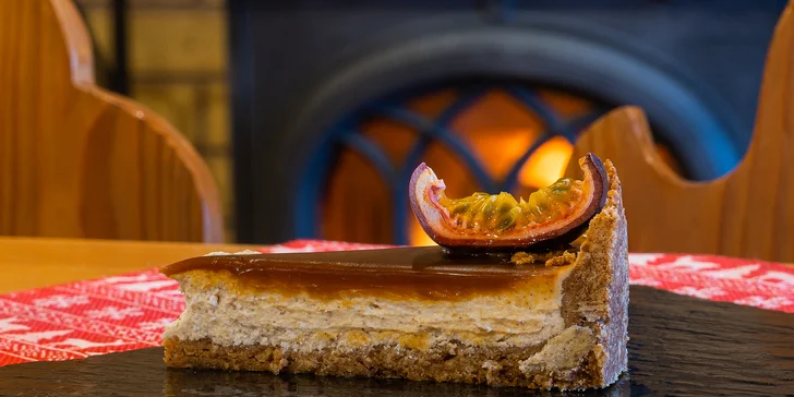 Tříchodové menu pro dva: carpaccio ze svíčkové, rumpsteak s hranolky a dýňový cheesecake