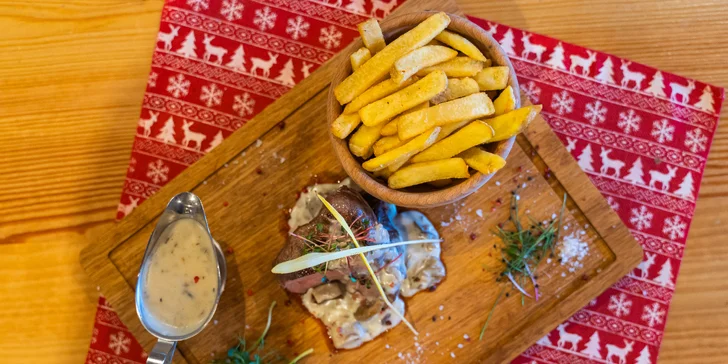 Tříchodové menu pro dva: carpaccio ze svíčkové, rumpsteak s hranolky a dýňový cheesecake