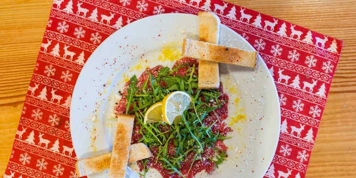 Tříchodové menu pro dva: carpaccio ze svíčkové, rumpsteak s hranolky a dýňový cheesecake