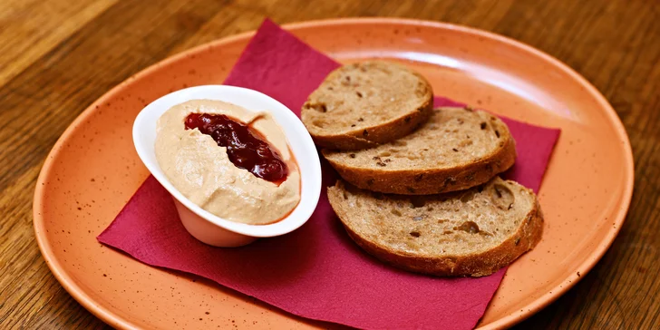 Tříchodové vegetariánské menu pro dva: paštika z tofu nebo guacamole, quesadilla či kari i sladká tečka