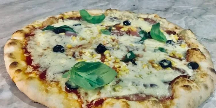 Pochutnejte si na křupavé dobrotě: dvě pizzy o průměru 32 cm podle výběru
