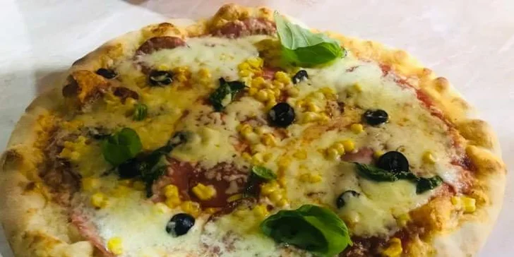 Pochutnejte si na křupavé dobrotě: dvě pizzy o průměru 32 cm podle výběru