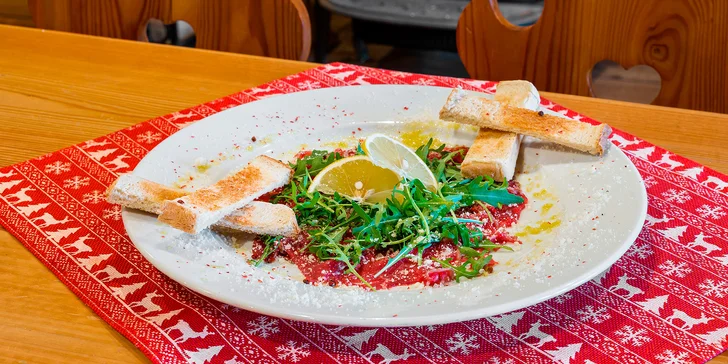 Tříchodové menu pro dva: carpaccio ze svíčkové, rumpsteak s hranolky a dýňový cheesecake