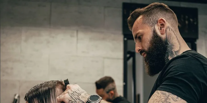 Péče v barbershopu: stříhání vlasů, úprava vousů i full servis od Dennyho