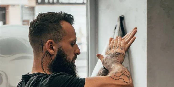 Péče v barbershopu: stříhání vlasů, úprava vousů i full servis od Dennyho