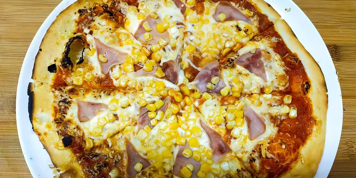 Pochutnejte si na křupavé dobrotě: dvě pizzy o průměru 32 cm podle výběru