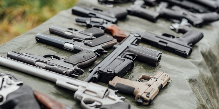 Mega zážitky na střelnici: 16 nabitých střeleckých balíčků s až 30 zbraněmi a 174 náboji