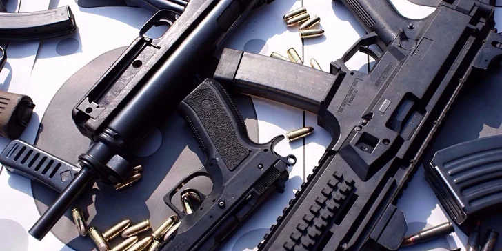 Střelba z osvědčených zbraní i pistolí a pušek elitních jednotek a osobních strážců