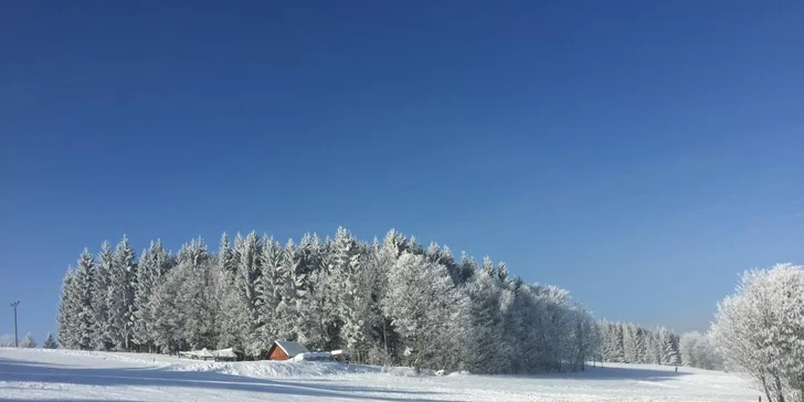 Pobyt se snídaní ve stylu první republiky: Kramářův zámek v Podkrkonoší nedaleko ski areálu