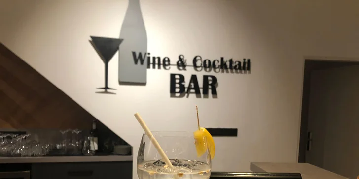 Koktejl podle výběru nebo láhev vína či sekt s mučenkou a sýrové prkénko