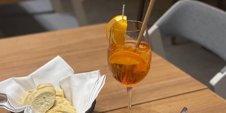 Koktejl podle výběru nebo láhev vína či sekt s mučenkou a sýrové prkénko