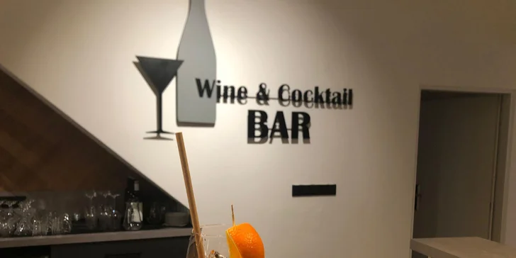 Koktejl podle výběru nebo láhev vína či sekt s mučenkou a sýrové prkénko