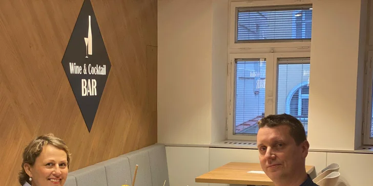 Koktejl podle výběru nebo láhev vína či sekt s mučenkou a sýrové prkénko