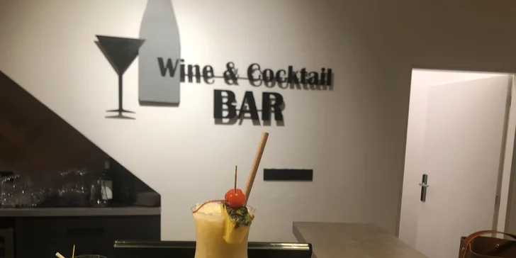 Koktejl podle výběru nebo láhev vína či sekt s mučenkou a sýrové prkénko