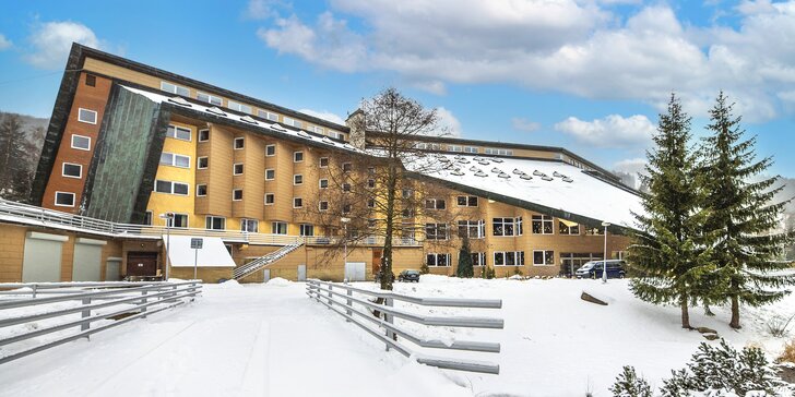 Zimní pobyt na okraji Harrachova: hotel přímo u sjezdovky, polopenze, bazén i sleva na wellness služby