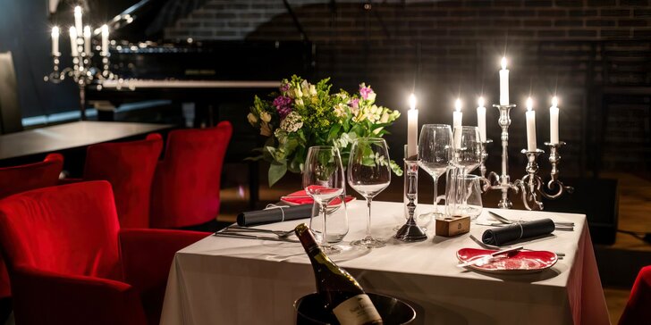 Privátní romantická večeře pro dva zamilované s vlastním číšníkem a živou hudbou od piana