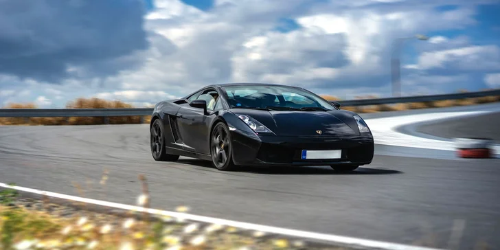 Jízda ve Ferrari, Lamborghini, Porsche či Nissanu na závodním okruhu v Mostě