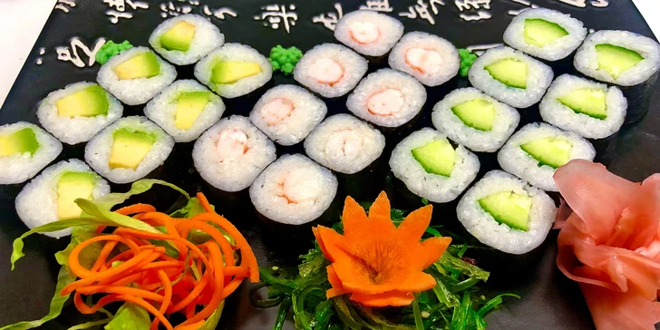 Sety pestrobarevného sushi: 24–74 rolek s lososem, krabem i okurkou