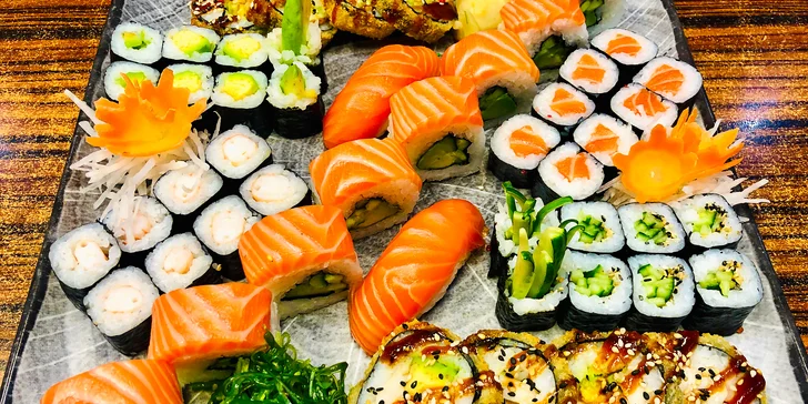 Sety pestrobarevného sushi: 24–74 rolek s lososem, krabem i okurkou