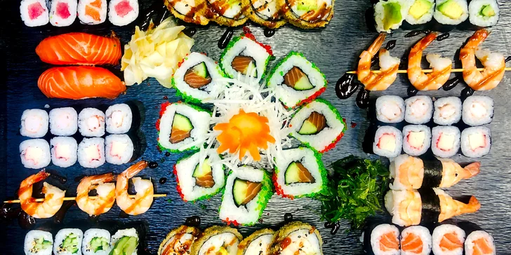Sety pestrobarevného sushi: 24–74 rolek s lososem, krabem i okurkou