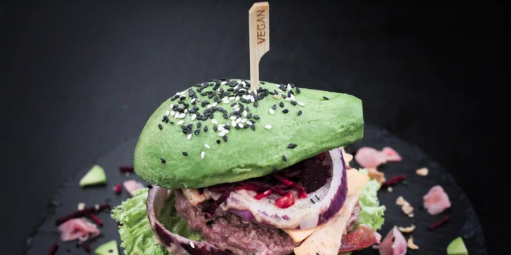 Veganské menu s nápoji i dezertem pro 1 či 2 osoby: curry, burger, mrkvový dort a další dobroty