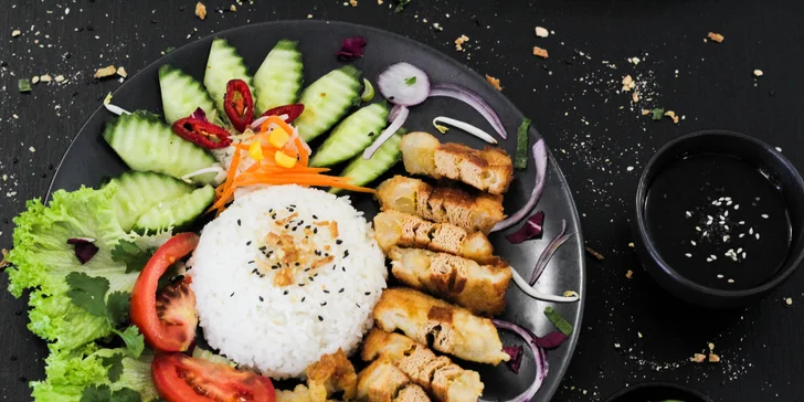 Veganské menu s nápoji i dezertem pro 1 či 2 osoby: curry, burger, mrkvový dort a další dobroty