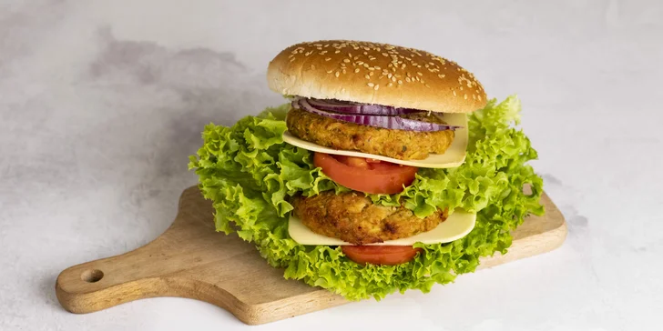 Veganské menu s nápoji i dezertem pro 1 či 2 osoby: curry, burger, mrkvový dort a další dobroty