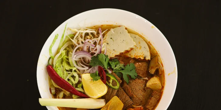 Veganské menu s nápoji i dezertem pro 1 či 2 osoby: curry, burger, mrkvový dort a další dobroty