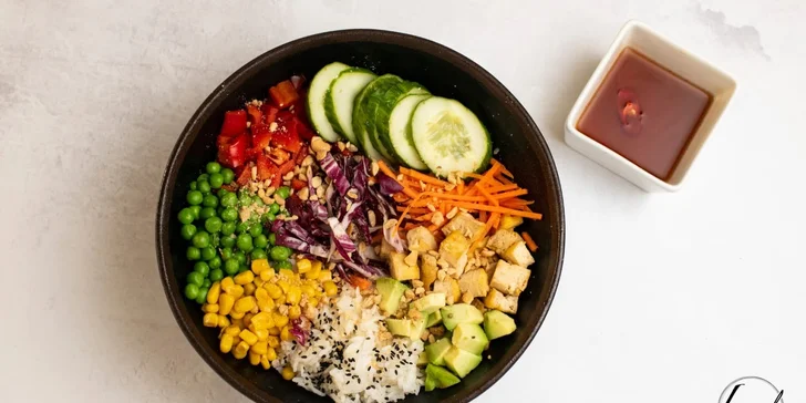Veganské menu s nápoji i dezertem pro 1 či 2 osoby: curry, burger, mrkvový dort a další dobroty